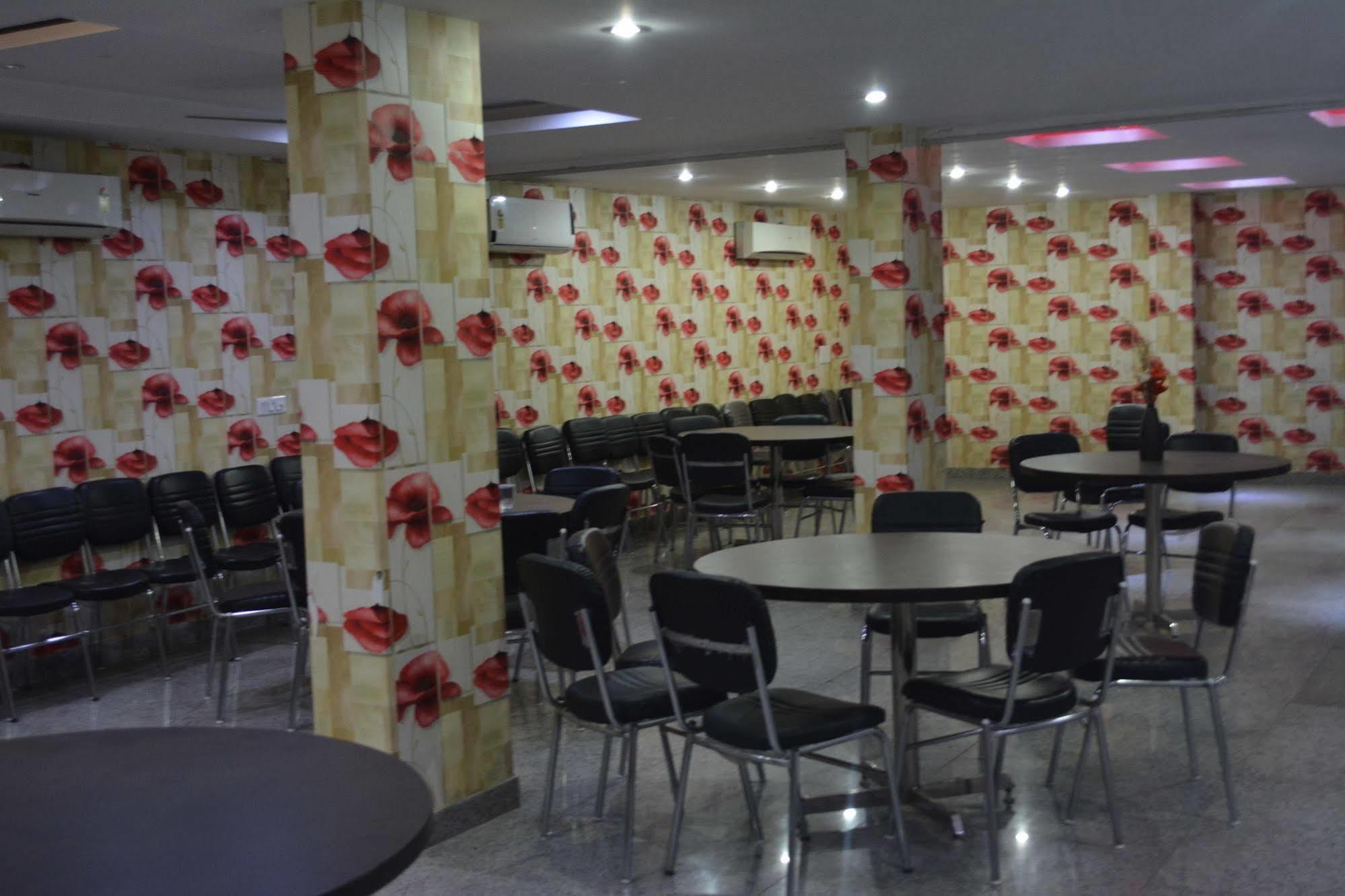 Capital O 464 Hotel Lotus Palace Nova Deli Exterior foto